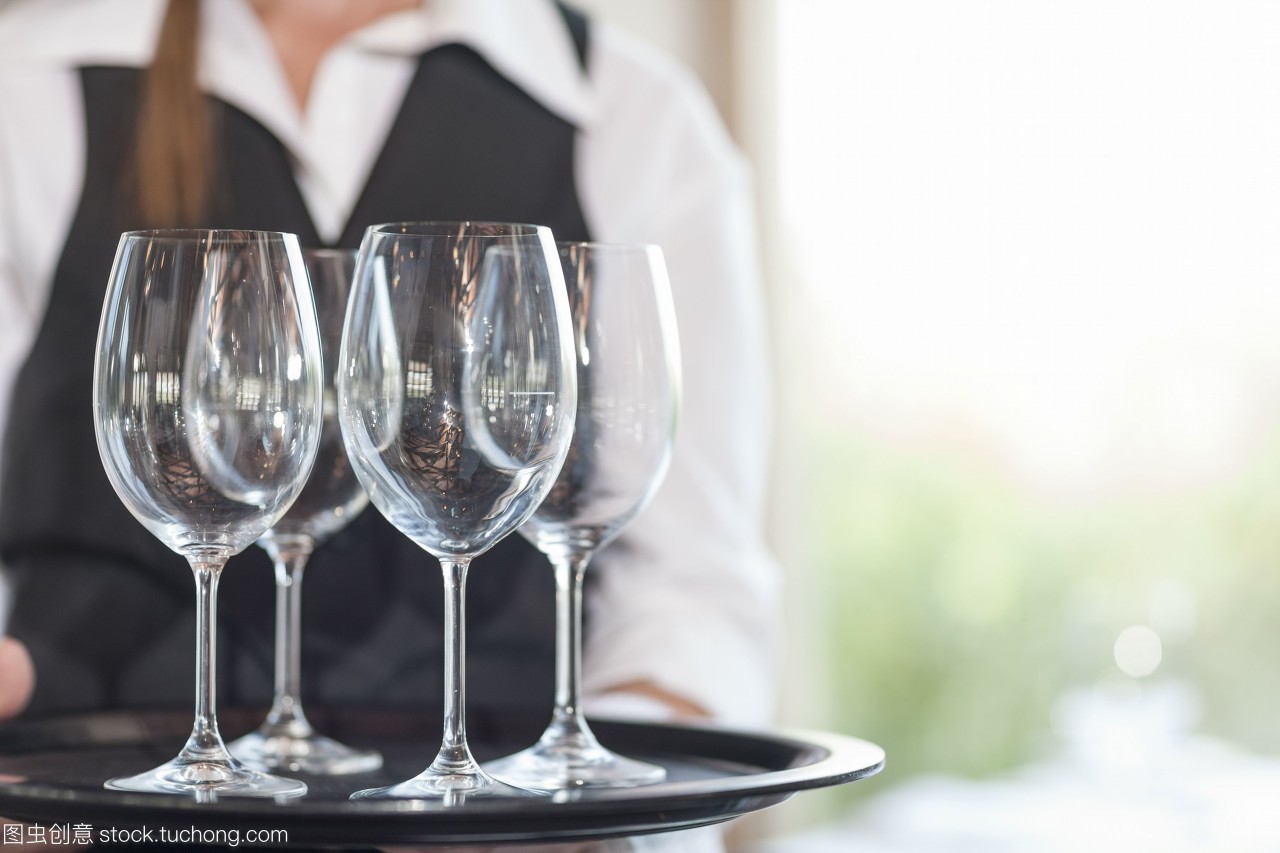 细节中的艺术 餐饮服务中的空杯与托盘的无声语言